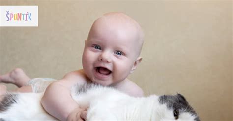 Bábätko si po prvýkrát chytá jedlo do ručičky