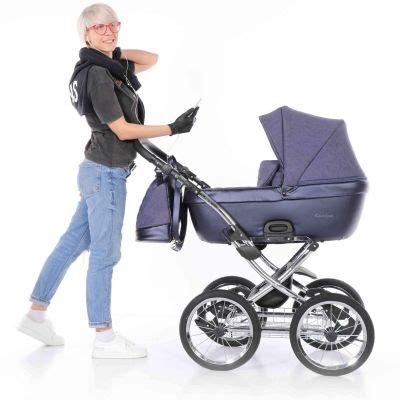 Ilustračná fotografia starého kočíka s veľkou vaničkou