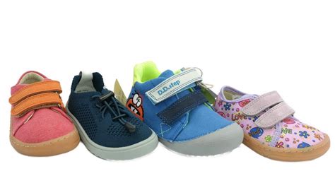 Koláž rôznych značiek barefoot topánok pre deti