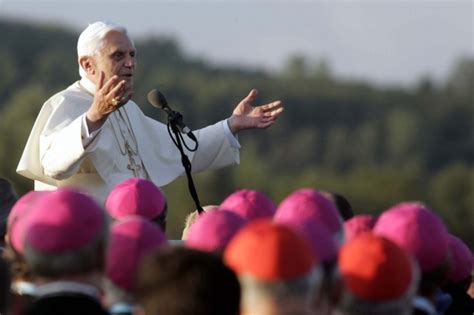 Pápež Benedikt XVI. pred betlehemom