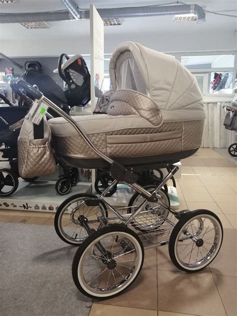 Kolekcia rôznych moderných kočíkov v čiernej a béžovej farbe
