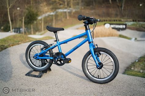 Detský bicykel s reflexnými prvkami a zvončekom