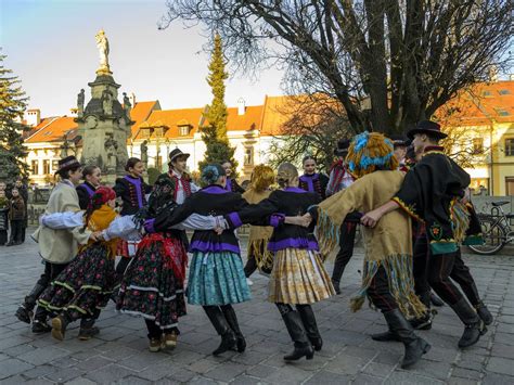 Ľudia tancujú na hudbu