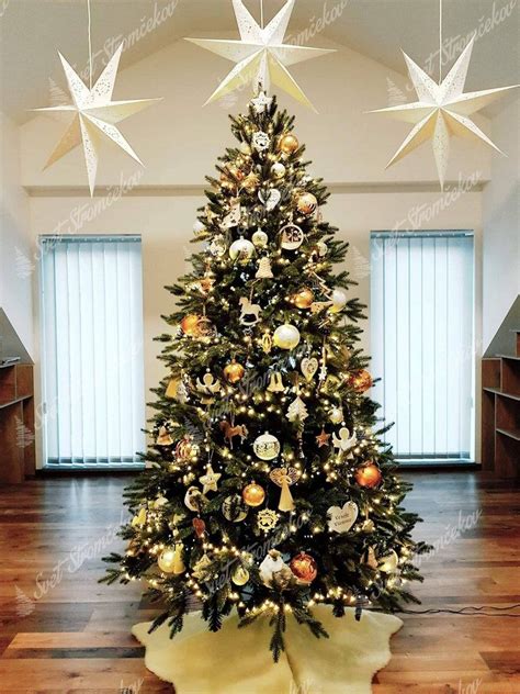 Vianočný stromček s rôznymi ozdobami