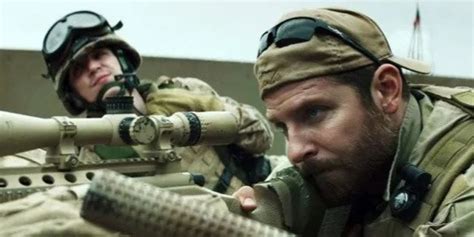 Bradley Cooper ako Chris Kyle vo filme American Sniper