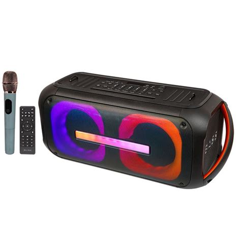 Muž počúva hudbu cez bluetooth reproduktor