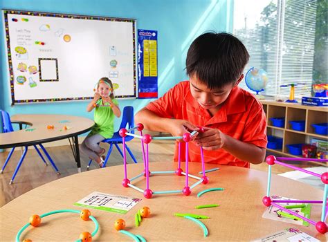 Deti hrajúce sa s geometrickými tvarmi