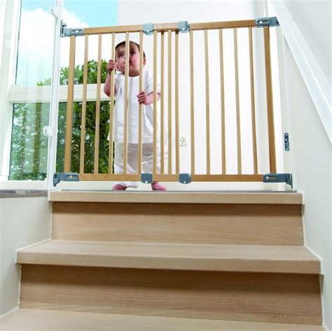 Ilustrácia zábrany na schody v interiéri