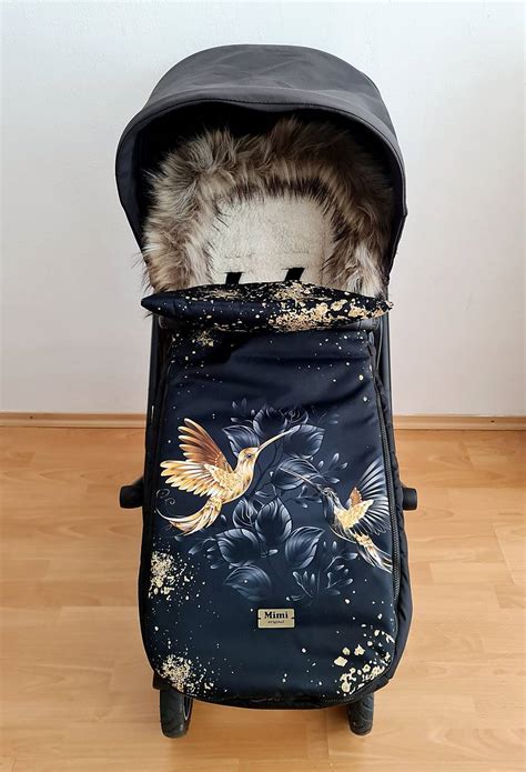 detail čierneho športového kočíka