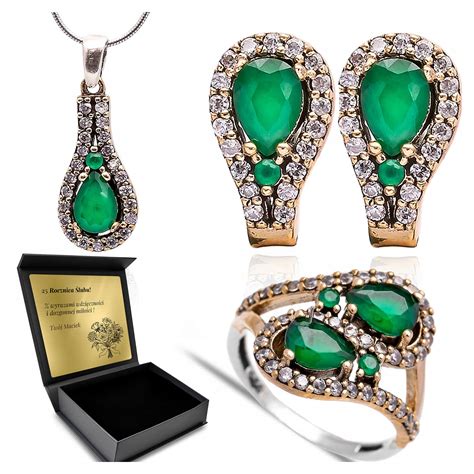 Infografika rôznych metód čistenia strieborných šperkov