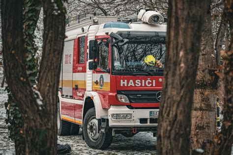 Ilustrácia hasičského auta a hasičov v akcii