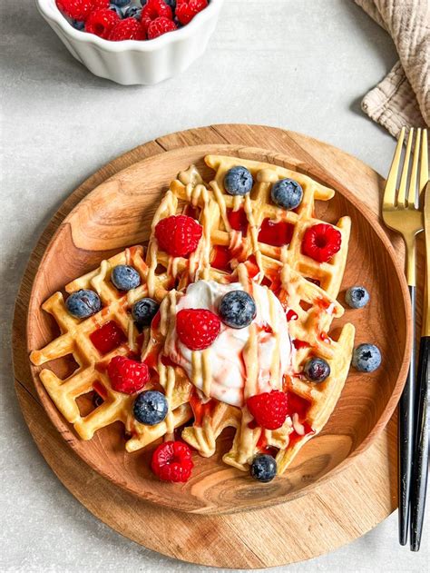 Vafle s ovocím a jogurtom