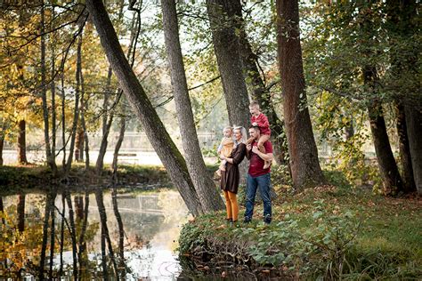 Rodina pri prechádzke v prírode