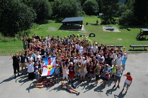 Mladí ľudia na letnom tábore