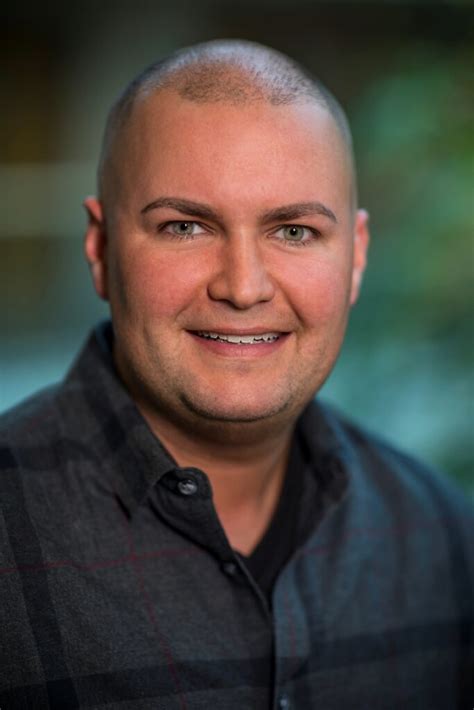 Pediater Robert Hamilton predvádza 