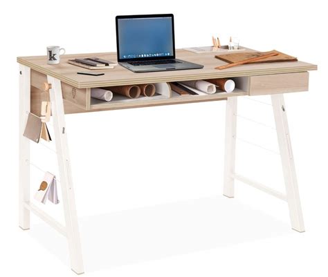 Študentský stôl s pomôckami