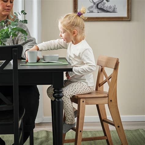 Dieťa sediace pri stole a bezpečne je