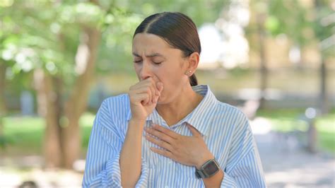 Ilustrácia vlhkého kašľa s hlienom