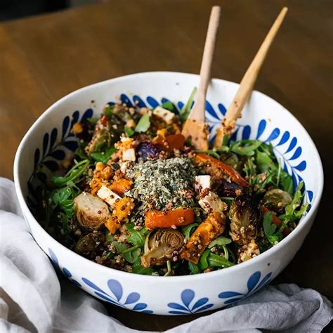 Misky s quinou, zeleninou a šošovicou