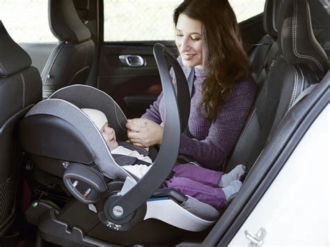 Schéma znázorňujúca správne umiestnenie dieťaťa a pásov v autosedačke s dekou