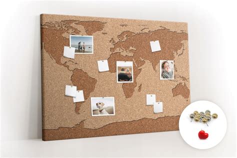 Korková mapa sveta s pripnutými fotografiami a vlajkami