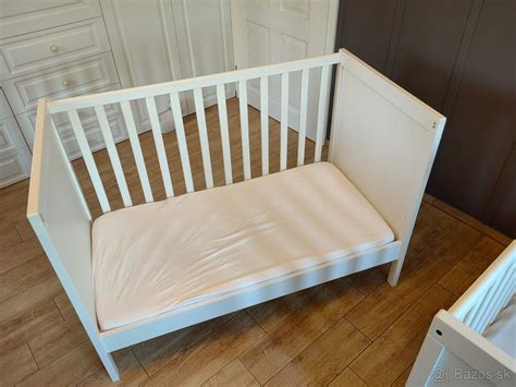 Obrázok znázorňujúci detaily drevenej postieľky IKEA