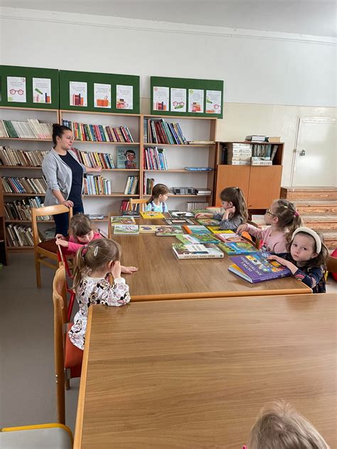 Deti vyberajú knihy v knižnici