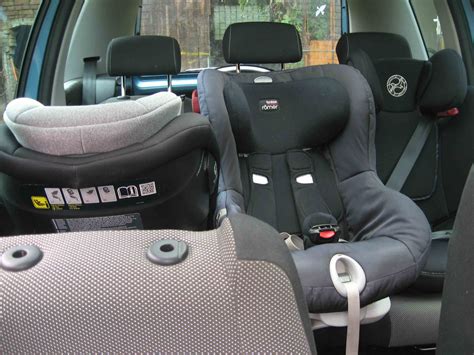 Ilustrácia autosedačky upevnenej pásom auta