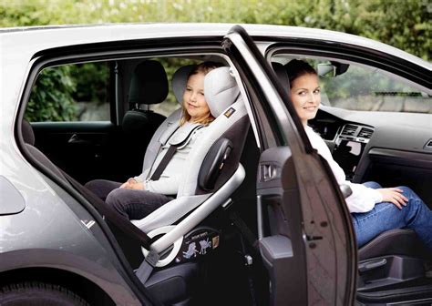 Infografika porovnávajúca bezpečnosť detí v aute s a bez zadržiavacieho systému