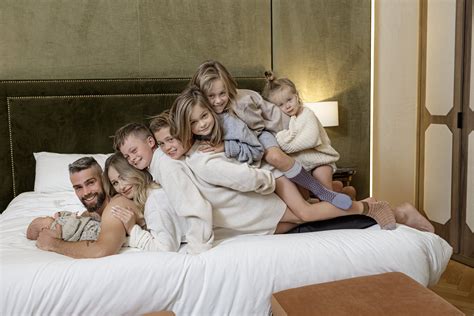 Rodina trávi čas spolu v pozitívnej atmosfére