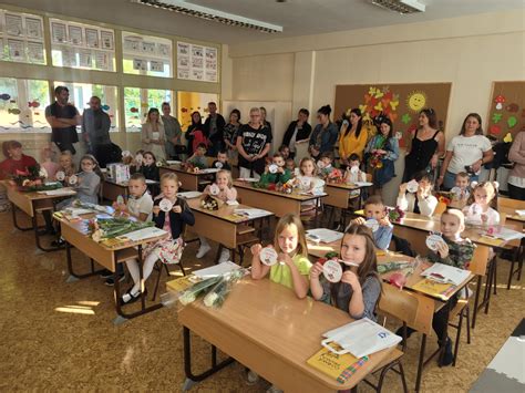 Ilustrácia dieťaťa pripraveného na prvý deň v škole