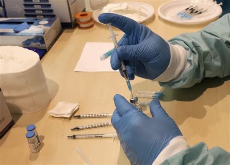 Ilustračná fotografia lekára pracujúceho s nástrojmi