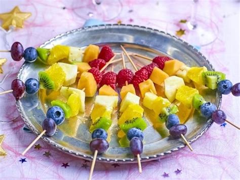 Deti si vychutnávajú farebné ovocné špízy