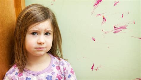 Ilustrácia dieťaťa, ktoré sa učí doma