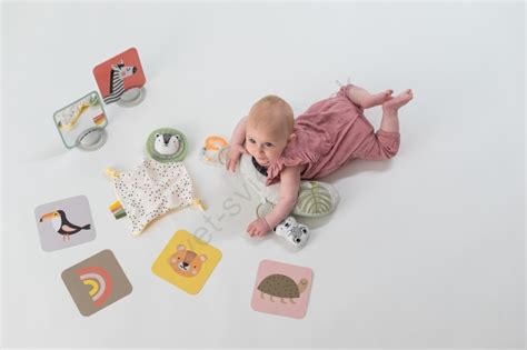 Dieťa v polohe na brušku s hračkou pred sebou