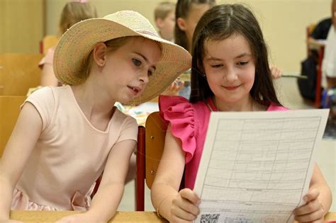 Ilustračné foto dieťaťa v školskej triede