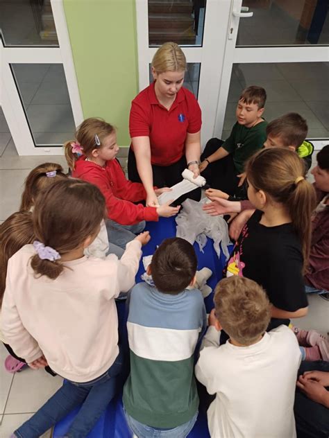 Deti v rôznych veľkostných oblečeniach