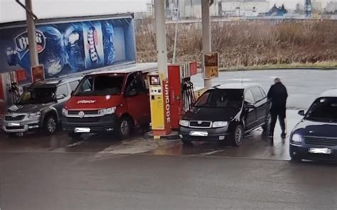 auto cúvajúce na čerpacej stanici