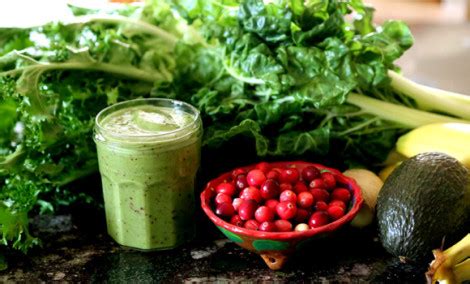 Ilustrácia zloženia zelených smoothies s rôznymi druhmi listovej zeleniny a byliniek