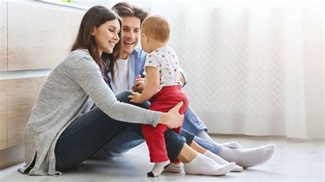 Rodina objímajúca sa po ukludnení situácie