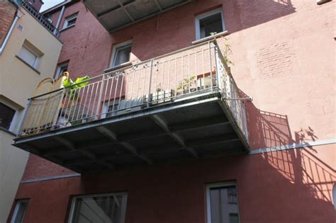 Dieťa visí z balkóna