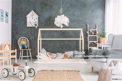 Ilustračná fotka balkóna s hračkami