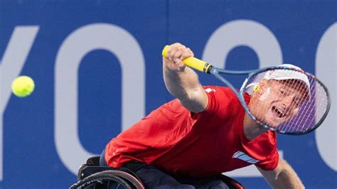 Deti hrajúce tenis na vozíku