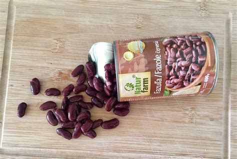 Dieťa prenáša fazuľky lyžičkou