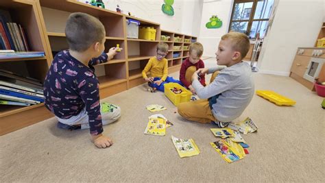 Obrázok zobrazujúci rôzne druhy hračiek, ktoré môžu deti v škôlke používať