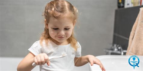 Detské ruky sa hrajú s vlasmi