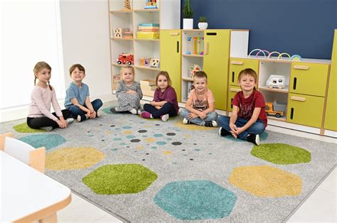 Dve deti hrajúce sa na koberci