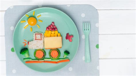 Dieťa a mäso na tanieri