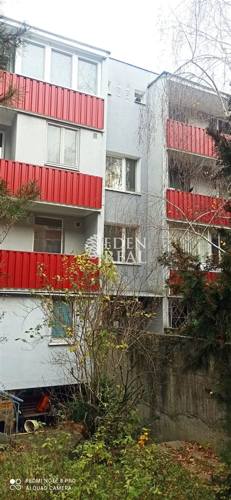 Matka kŕmiaca dieťa z fľaše v pokojnom prostredí
