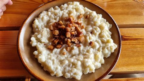 Bryndzové halušky, tradičné slovenské jedlo